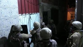 İzmirde aranan kişilere film gibi operasyon: 29 gözaltı
