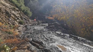 İzmirde aşırı yağış sonrası oluşan heyelan yolu kapattı