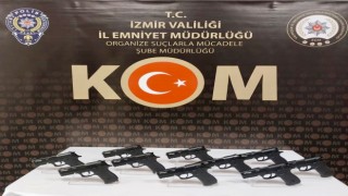 İzmirde baskın yapılan evde çok sayıda tabanca ele geçirildi