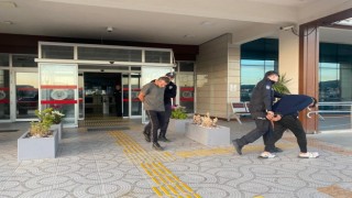 İzmirde bazı istasyonundan aküleri çalan hırsızlara suçüstü