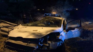 İzmirde ehliyetsiz gencin kullandığı araç takla attı: 1 ölü, 2 yaralı