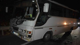 İzmirde iki servis aracı çarpıştı: 17 yaralı