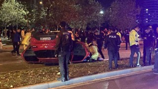 İzmirde kontrolden çıkan otomobil takla attı: 1 ölü, 1 yaralı