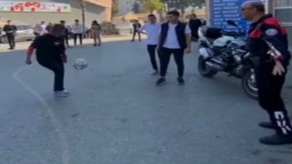 İzmirde polis ile kadın öğretmenden futbol şov
