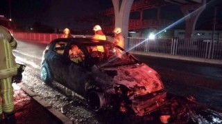 İzmirde seyir halindeki otomobil alev alev yandı