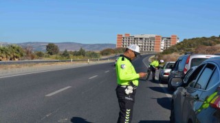 İzmirde trafik denetimleri hız kesmeden devam ediyor