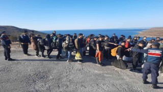 İzmirde yurt dışına kaçmaya çalışan 180 göçmen yakalandı