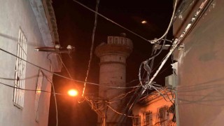 İzmirdeki depremde bir caminin minaresi yıkıldı