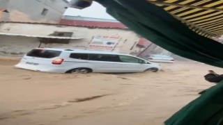 İzmir'i yine sağanak yağmur vurdu