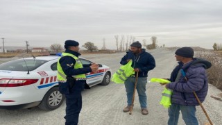 Jandarma çobanlara reflektif yelek dağıttı