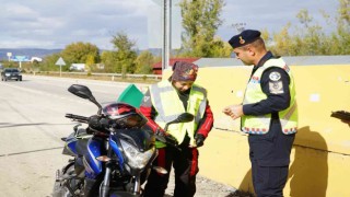 Jandarma ekiplerinden motosiklet sürücülerine reflektif yelek denetimi