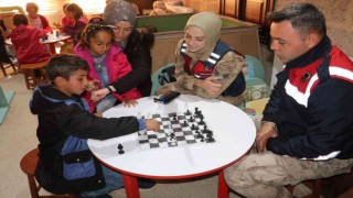 Jandarma görevlileri köy öğrencileriyle zaman geçirdi
