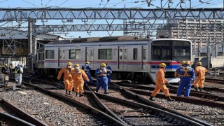 Japonyada yolcu treni raydan çıktı