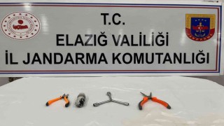 Kablo çalarken jandarma ekiplerine suçüstü yakalandı