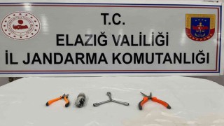 Kablo çalarken jandarma ekiplerine suçüstü yakalandı