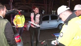 Kadıköyde denetime takılan plakasız sürücüden şaşırtan tepki: Babam görecek