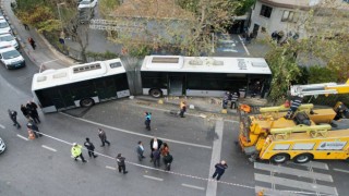 Kadıköyde metrobüsün perondan çıkarak duvara çaptığı kaza alanı havadan görüntülendi