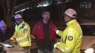 Kadıköyde neden ceza yediğini anlamayan yabancı uyruklu sürücü: “Vallahi anlamadım”