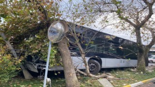 Kadıköyde perondan çıkan metrobüs yolun karşısına geçip duvara çarptı: 1 yaralı