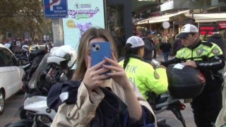 Kadıköy'de scooter denetimde ceza yedi, telefonunu çıkarıp basın mensuplarını çekti