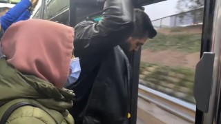 Kadıköyde yolcu dolu İETT otobüsü kapısı açık ilerledi