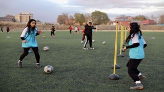 Kadın futbolcular, önyargılara gol atıyor