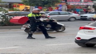 Kadın sürücünün ağlayan bebeğini trafik polisi avuttu