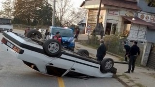 Kaldırıma çarpan otomobil takla attı: 1 yaralı