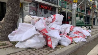 Kaldırıma yığılan hafriyat torbaları geçişi engelliyor