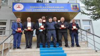 Kamera taktıran muhtarlar plaketle ödüllendirildi