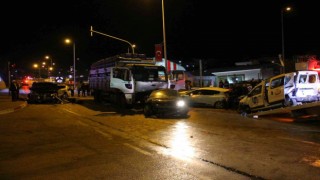 Kamyon kırmızı ışıkta duran araçlara çarptı: 9 yaralı