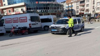 Kamyonet ile elektrikli üç tekerlekli bisiklete çarpıştı: 1 yaralı