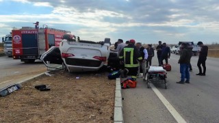 Kamyonete çarpmamak için manevra yapan araç takla attı: 2 yaralı