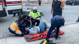 Kamyonetle çarpışan motosiklet sürücüsü ölümden döndü