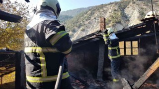 Karabükte müstakil evin çatısında yangın