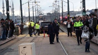 Karaköyde tramvay yoluna giren cip raylarda asılı kaldı, tramvay seferleri durdu