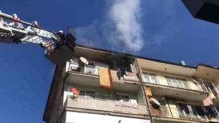 Karamanda 4 katlı binada çıkan yangını korkuttu