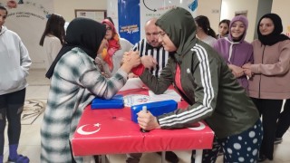 Karamanda bilek güreşi turnuvası düzenlendi