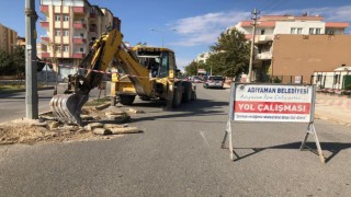 Karapınar Caddesinde refüj düzenleme çalışması yapılıyor
