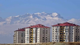 Karlı dağlarla birleşen bulutlar hayran bıraktı