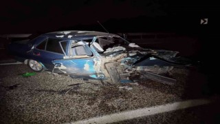 Karşı şeride geçen otomobille kafa kafaya çarpıştı: 3 yaralı