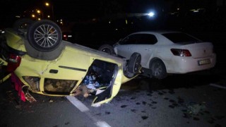 Karşı şeride geçti, başka araca çarparak ters döndü: 2 yaralı