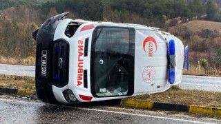 Kastamonuda ambulans devrildi: 3 yaralı