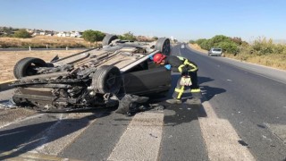 Kavşakta çarpışan otomobillerden biri takla attı: 2 yaralı