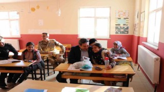Kaymakam Özçelik, öğrencilerle derse girdi