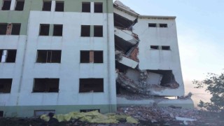 Kaymakam Ünal boşaltılan okulun yıkım çalışmalarını yerinde inceledi