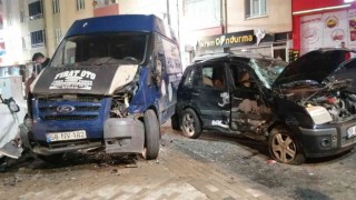 Kazada araçta sıkışan sürücü için ekipler seferber oldu