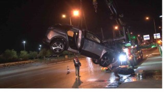 Kazaya karışan otomobiller köprü korkuluklarını kırarak dereye uçtu: Mahsur kalan 4 kişiyi itfaiye ekipleri kurtardı
