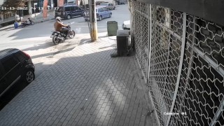 Kazaya karışan sürücünün yardımına koşmak yerine arkasına bakmadan gitti