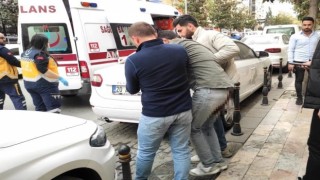 Kendi iş yerinin önünde bıçaklandı